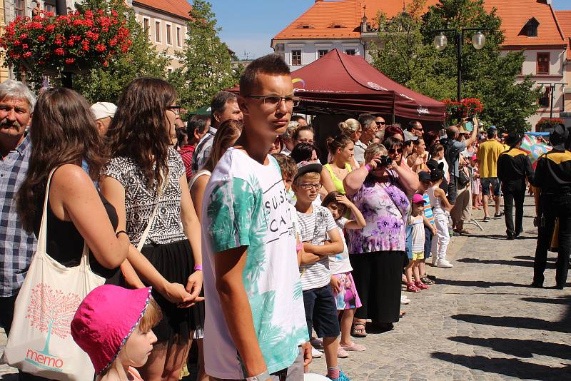 Kočár tažený koňmi přivezl na Velké náměstí Leonu Machálkovou. V průvodu se představili všichni účinkující.