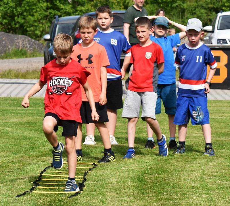 Mladí vimperští hokejisté se připravují na suchu na hřišti v Budilově.