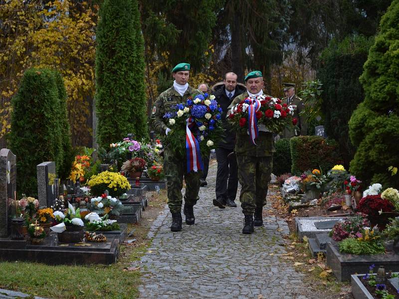 Zástupci města a Klubu vojenských důchodců z Prachatic uctili památku padlých ve světových válkách.