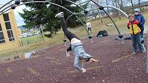 Děti ze zájmového útvaru Parkour z volarského DDM si poprvé zasoutěžily na novém hřišti ve Volarech.