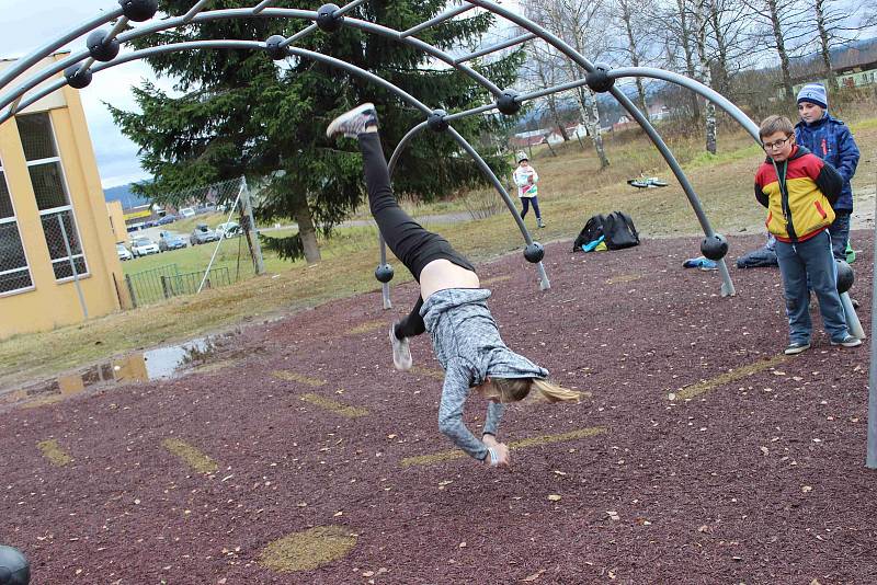 Děti ze zájmového útvaru Parkour z volarského DDM si poprvé zasoutěžily na novém hřišti ve Volarech.