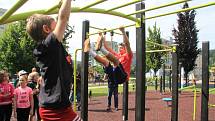 U Národky je nové workoutové hřiště. Radost z něj mají hlavně děti.