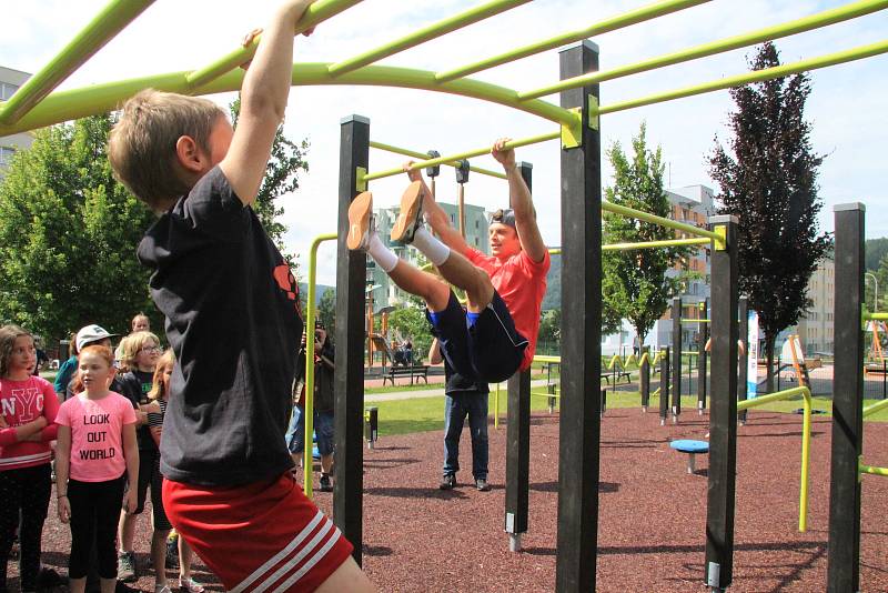 U Národky je nové workoutové hřiště. Radost z něj mají hlavně děti.