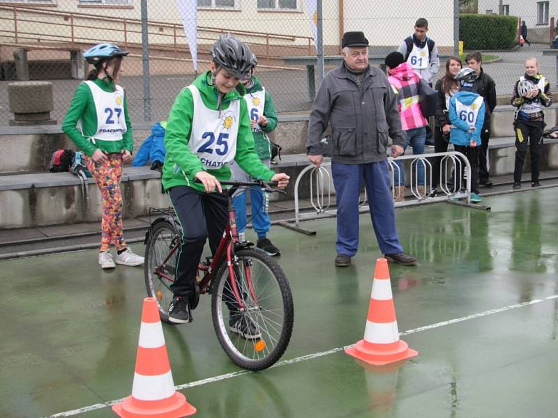 V Prachaticích se ve čtvrtek 5. května uskutečnilo okresní kolo soutěže mladých cyklistů. Ti museli zvládnout nejen jízdu na dopravním hřišti, ale také jízdu zručnosti, testy a zdravovědu.