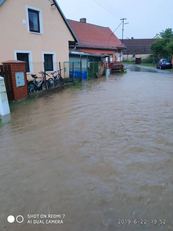 V Chlumanech zalila několik domů voda z rozvodněného potoka a rybníka.