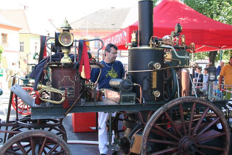 Setkání hasičů a historických parních stříkaček v Netolicích.