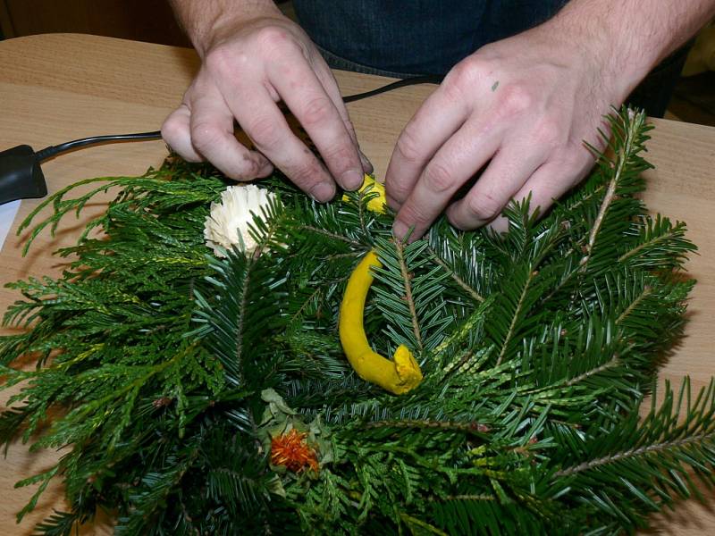 Každou přízdobu chvíli na věnci přidržíme, aby hmota „zavadla“ a přízdoba neodpadla.