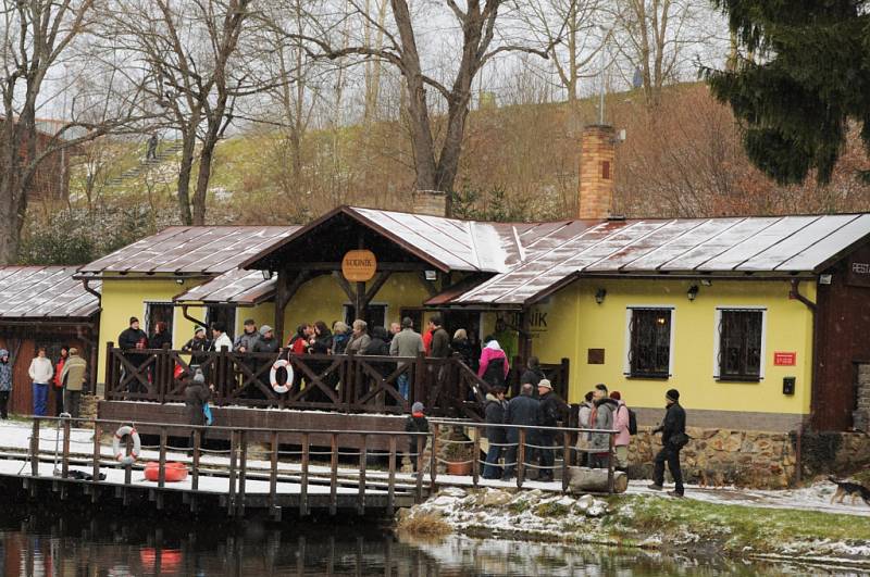 Na Štěpána se otužilci ponořili do vody Vodníka ve Vimperku.