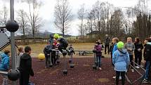 Děti ze zájmového útvaru Parkour z volarského DDM si poprvé zasoutěžily na novém hřišti ve Volarech.