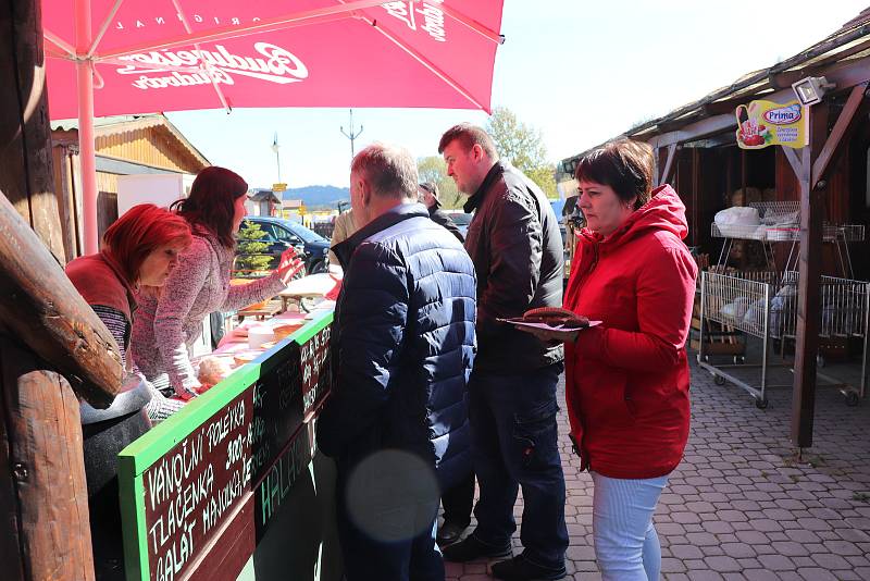 Sobotní výlov ve Strážným ovládli pstruzi.