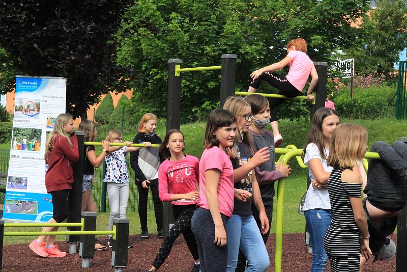 U Národky je nové workoutové hřiště. Radost z něj mají hlavně děti.