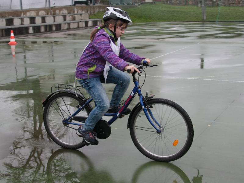 V Prachaticích se ve čtvrtek 5. května uskutečnilo okresní kolo soutěže mladých cyklistů. Ti museli zvládnout nejen jízdu na dopravním hřišti, ale také jízdu zručnosti, testy a zdravovědu.