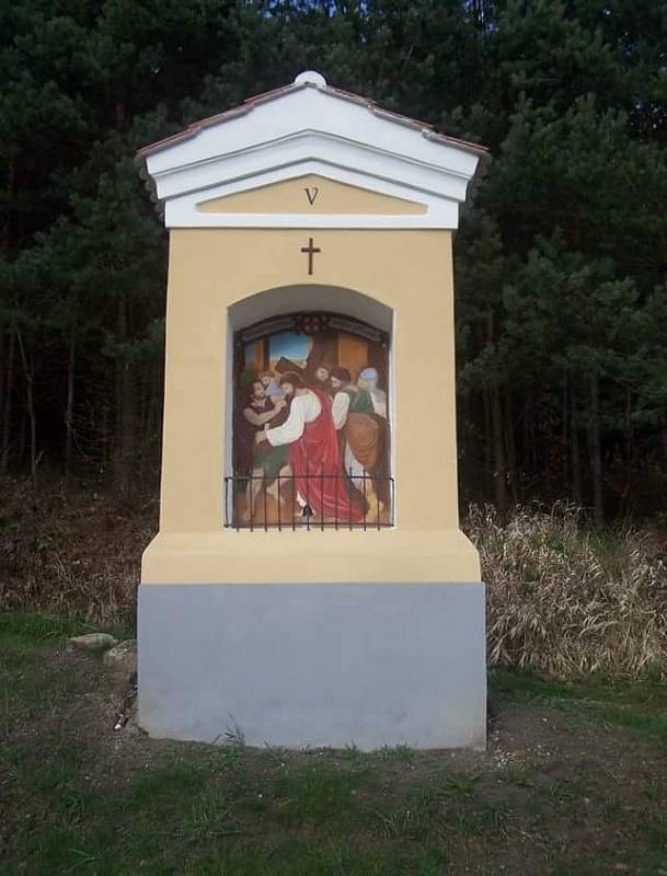 Ve středu 12. dubna nainstalovala netolická zednická firma a malířka Vladimíra Fridrichová Kunešová obrazy do kapliček křížové cesty.