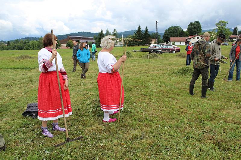 Volarský sekáč se stal již tradicí. Déšť soutěžení trochu komplikoval.