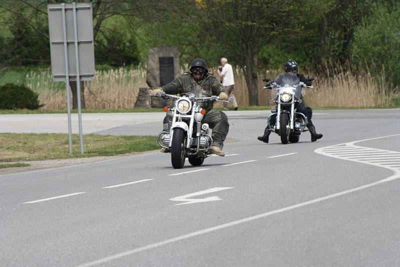 K památníku do Vitějovic se sjeli motorkáři ze všech koutů České republiky.