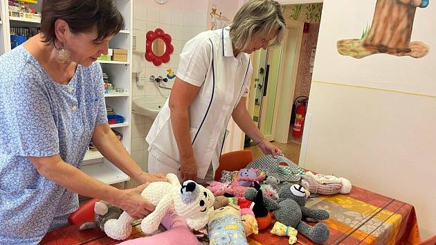 Pletené či šité hračky převzaly v prachatické nemocnici sestřičky z dětského oddělení.