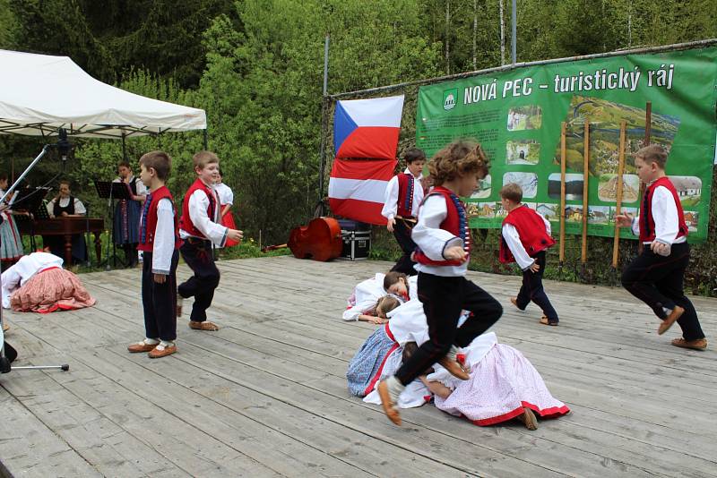 Plavební personál splnil rozkaz plavebního ředitele Hynka Hladíka. Libín-S a Ostravička zahájení sezony doprovázely tancem a zpěvem.