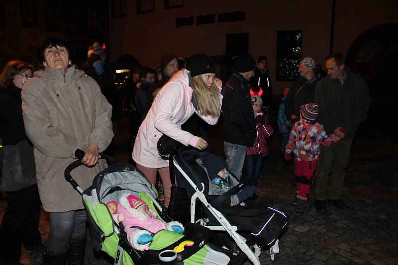 Prachatický ŠOS opět bavil děti při čertovském průvodu a představení.