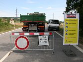 Stavba okružní křižovatky u Těšovic pokračuje již třetí týden. Přesto se stále najdou řidiči, kteří dojedou až téměř na staveniště, aby se přesvědčili, že dopravní značení nelže.