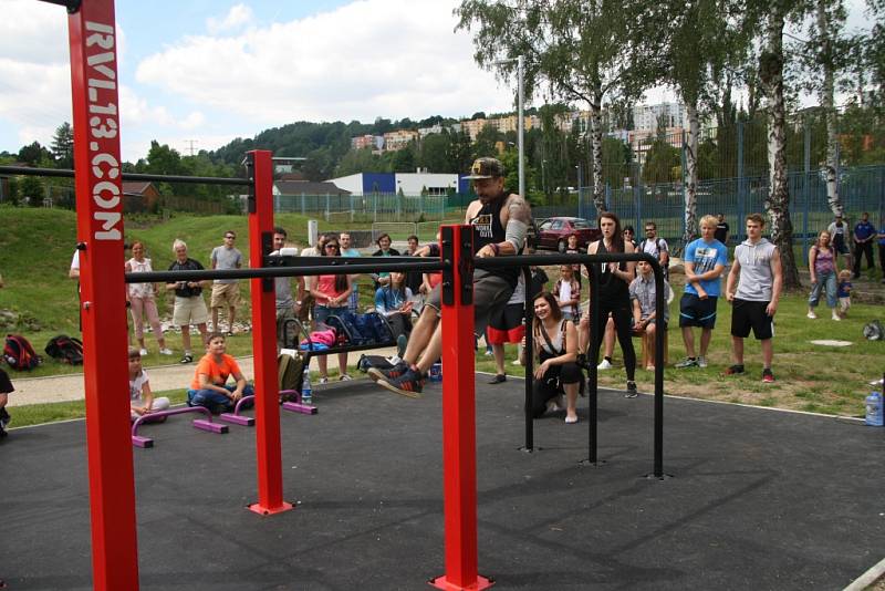 Ve Vimperku otevřeli v pátek 10. června nové hřiště pro street workout. Je první svého druhu na Prachaticku. Slavnostní otevření doplnila exhibice workoutu zástupců E.R.S. workout.