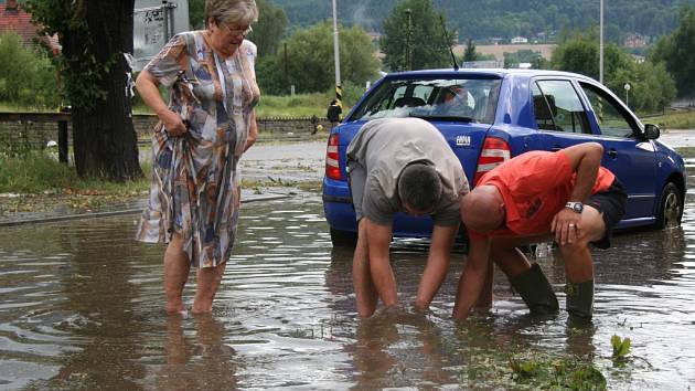 Miloš Jakš čistil listím zanesené kanalizační vpusti, aby voda mohla rychle odtéct.