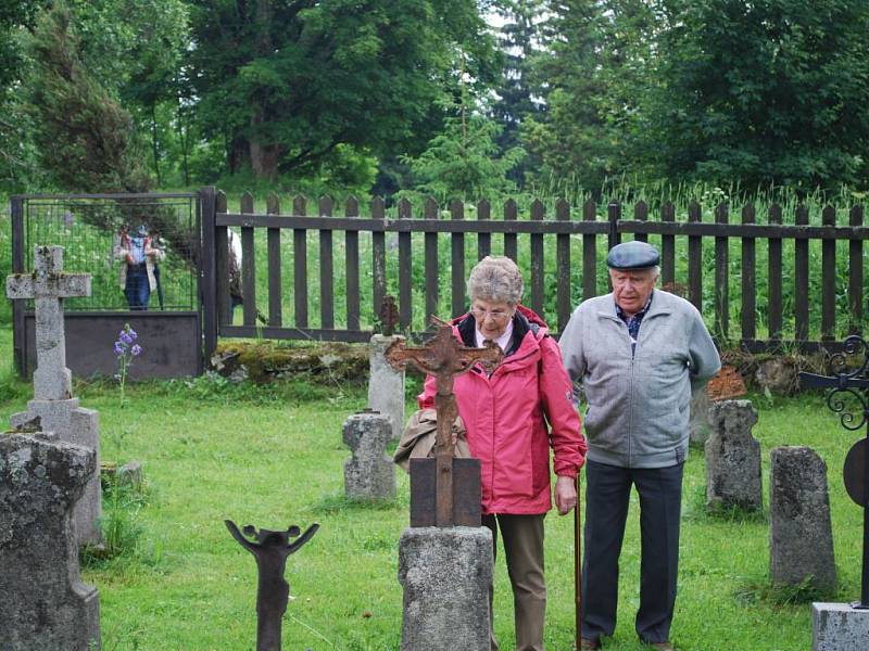 Hřbitov na Knížecích Pláních byl dlouho za železnou oponou. Nyní se na konci června koná setkání rodáků.