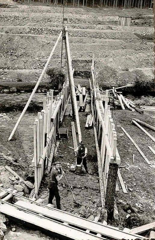 Stavba Husinecké přehrady v roce 1934.