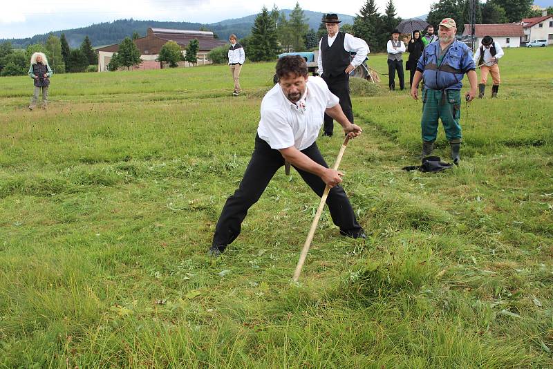 Volarský sekáč se stal již tradicí. Déšť soutěžení trochu komplikoval.