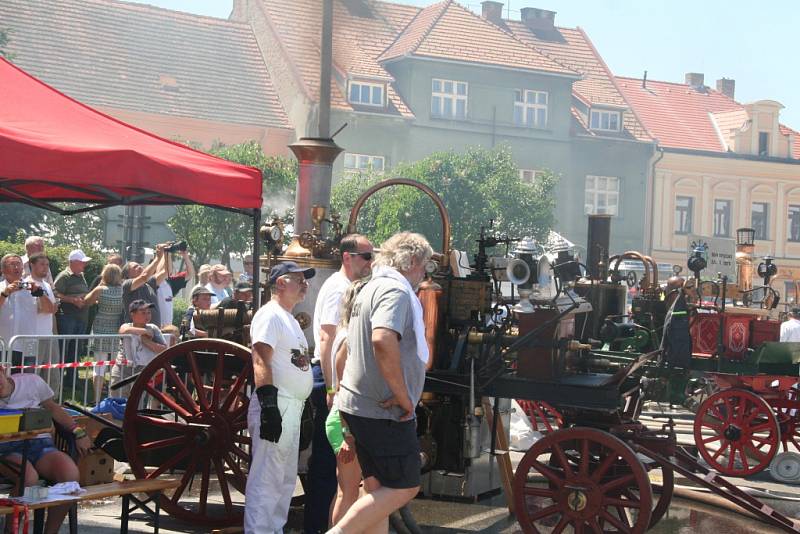 Setkání hasičů a historických parních stříkaček v Netolicích.