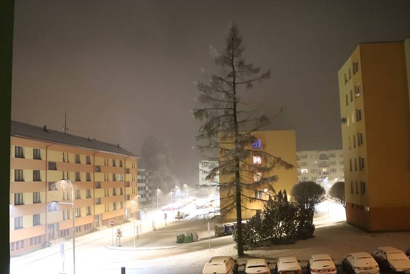 První sníh ve Volarech v úterý 12. listopadu v půl deváté večer.