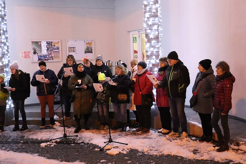 Česko zpívá koledy ve Volarech se vydařilo. Zazpívat si přišla zhruba stovka lidí.
