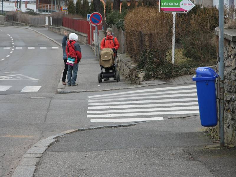 Město Vimperk plánuje kompletní rekonstrukci ulice 1. máje. tak snad dojde i na zlepšení chodníků a nájezdů pro kočárky a invalidní vozíky.