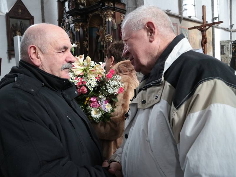 V sobotu dopoledne oslavili manželé Růžena a Vladimír Buzický padesát let společného života. Při výročí obnovili v kostele sv. Jakuba v Prachaticích manželský slib.