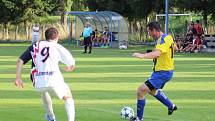 V pošumavském derby Čkyňští (pruhované dresy) přehráli Stachy 4:0.