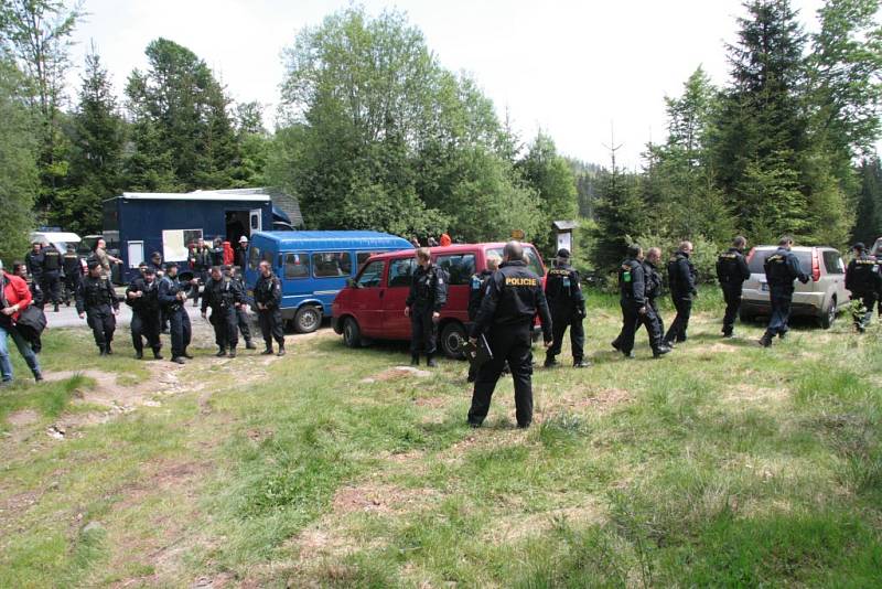 Oblast Národního parku Šumava od Nového Údolí přes Vltavskou cestu k Nové Peci až po Plešné jezero se ve čtbrtek stala místem pátrání po dvanácti ztracených účastnících nelegálního závodu. Naštěstí se jednalo o součinnostní cvičení záchranných složek.