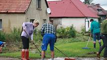 Tři domy, ve kterých počítají majitelé škody,  vytopené sklepy, podmáčené trávníky a nepořádek. To všechno za sebou nechala voda, která protekla obcí Chlumany na Prachaticku v sobotu 22. června.