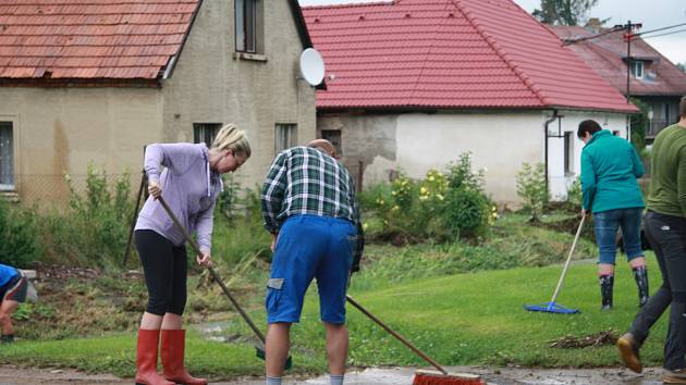 Tři domy, ve kterých počítají majitelé škody,  vytopené sklepy, podmáčené trávníky a nepořádek. To všechno za sebou nechala voda, která protekla obcí Chlumany na Prachaticku v sobotu 22. června.