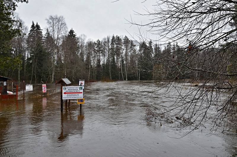 Prachaticko, Teplá Vltava na Soumarském Mostě, 1. povodňový stupeň, foceno 16. března po 10. hodině. Řeka pomalu kulminuje.