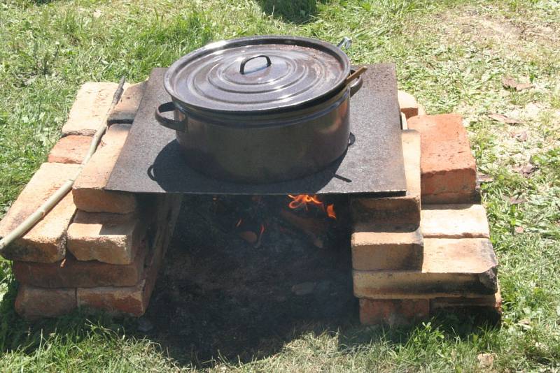 V Lenoře se o Slavnosti chleba soutěžilo také o nejlepší kotlíkový guláš. Vařilo se jich hned sedm, ale ten nejlepší mohl být jen jeden.