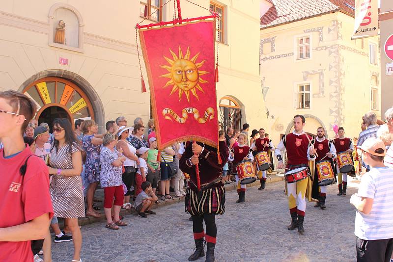 Kočár tažený koňmi přivezl na Velké náměstí Leonu Machálkovou. V průvodu se představili všichni účinkující.