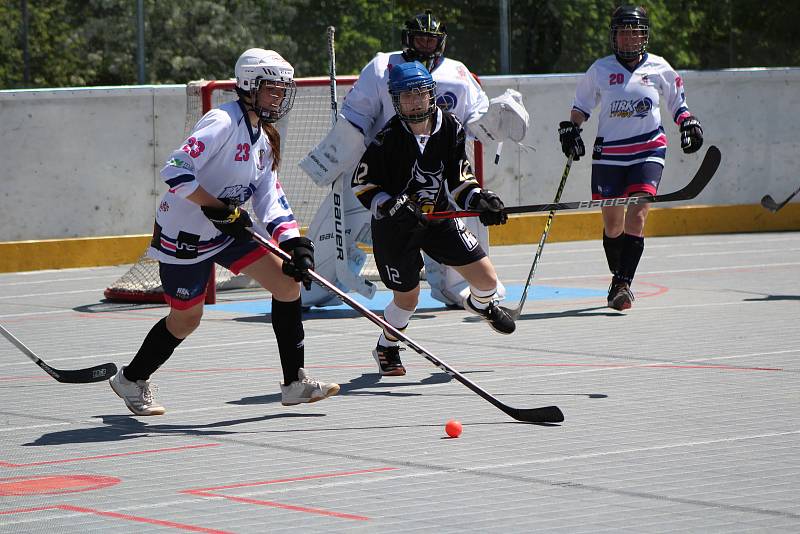 Prachatické hokejbalistky (na snímku z domácího duelu s Kyjovem v černém) v sobotu porazily Plzeň Litice a Kyjov, v posledním duelu podlehly České Třebové.