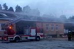 K požáru v areálu společnosti Luna v Prachaticích se sjely jednotky profesionálních hasičů a sborů dobrovolných hasičů ze Strunkovic nad Blanicí a Vlachova Březí.