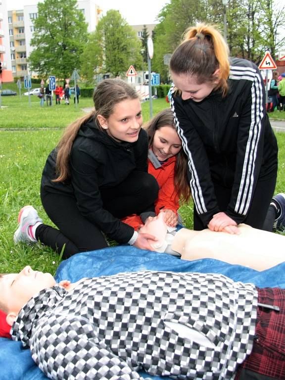 V areálu Domu dětí a mládeže a dopravního hřiště v Prachaticích se ve čtvrtek 12. května uskutečnilo okresní kolo soutěže hlídek mladých zdravotníků. 