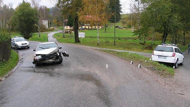 Řidič audi je podezřelý ze zavinění nehody v Bělé u Želnavy.