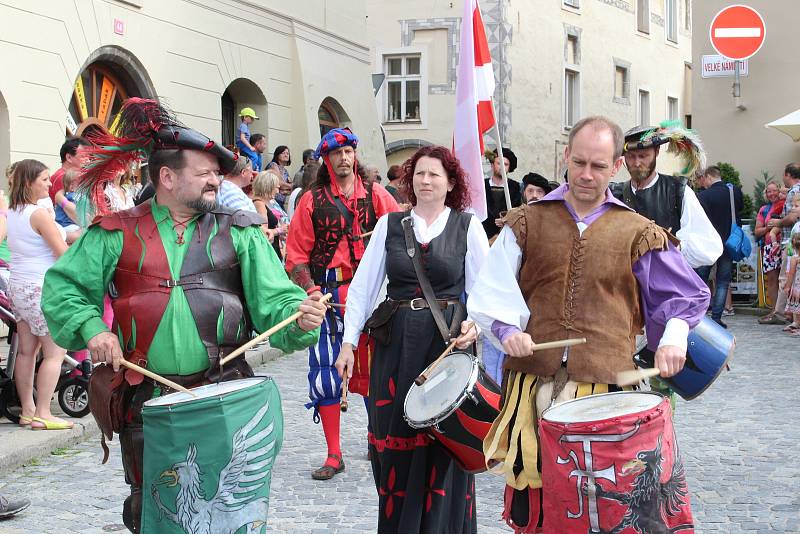 V pět odpoledne zahájil prachatické slavnosti průvod, kde byly hlavními postavami historický rychtář a současný starosta Martin Malý.