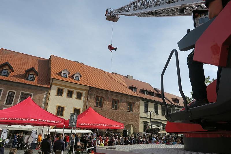 Prachatičtí hasiči na Velkém náměstí předvedli svoji výjezdovou techniku, která byla slavnostně posvěcena i práci lezců.