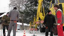 REKORD NA KVILDĚ. Ani dvaadvacet metrů vysoká plošina na vánočního rekordmana nestačila a na řadu přišla provizorně vyrobená tyč s háčkem na konci.