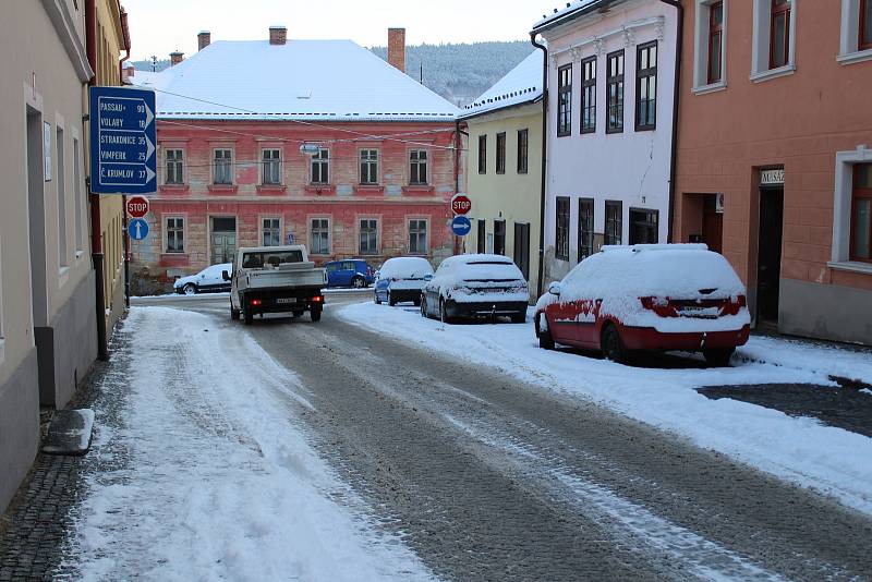 Od brzkého rána se v Prachaticích uklízelo, takže silnice jsou s opatrností sjízdné a chodníky schůdné.