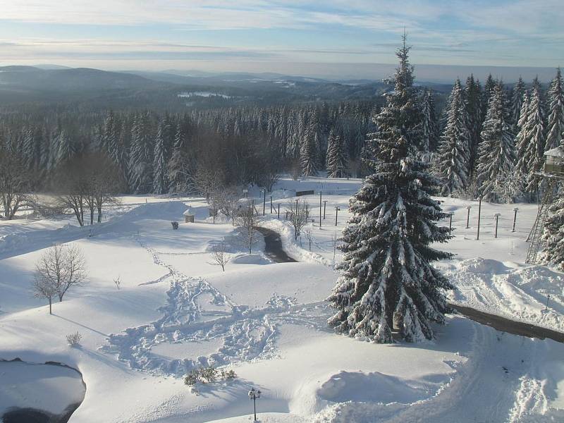 Pondělní mrazivé ráno na Bučině. Mají tam téměř 80 cm sněhu