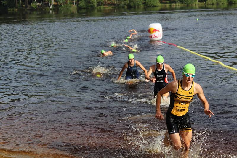 Triatlonistky připravily při Short tracku fanouškům skvělou podívanou.